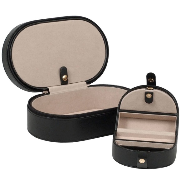 Wolf Heritage Oval Jewelry Zip Case, genuine leather. - Picture 2 of 14